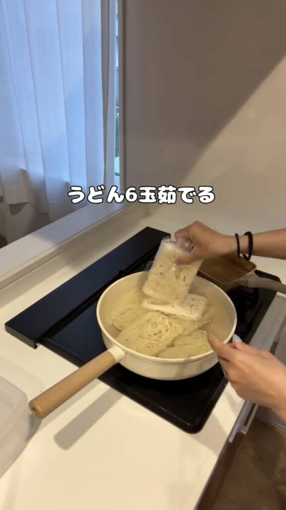 うどん6玉を一気に茹でます