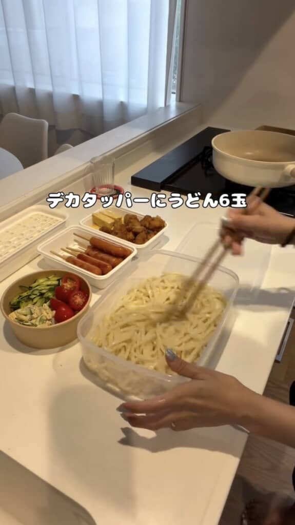 うどんはまとめて大きな容器に