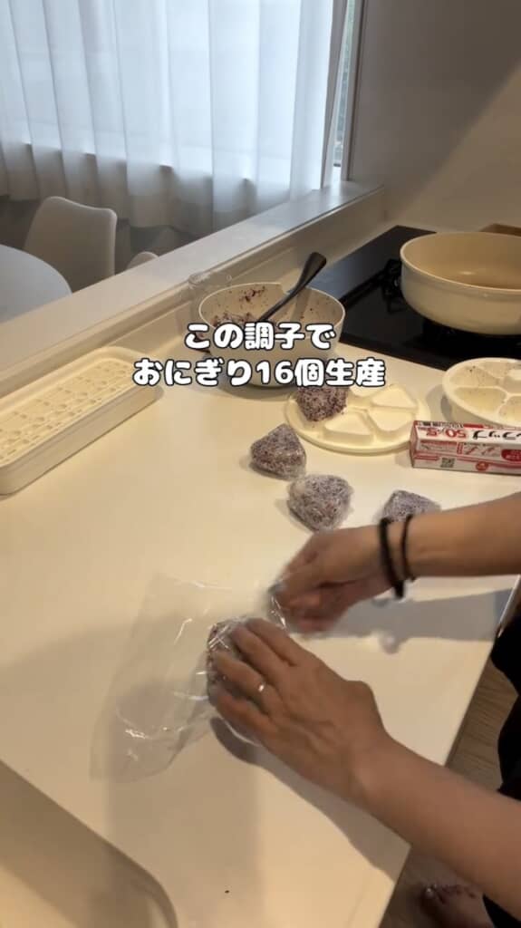16個ものおにぎりを握っていきます