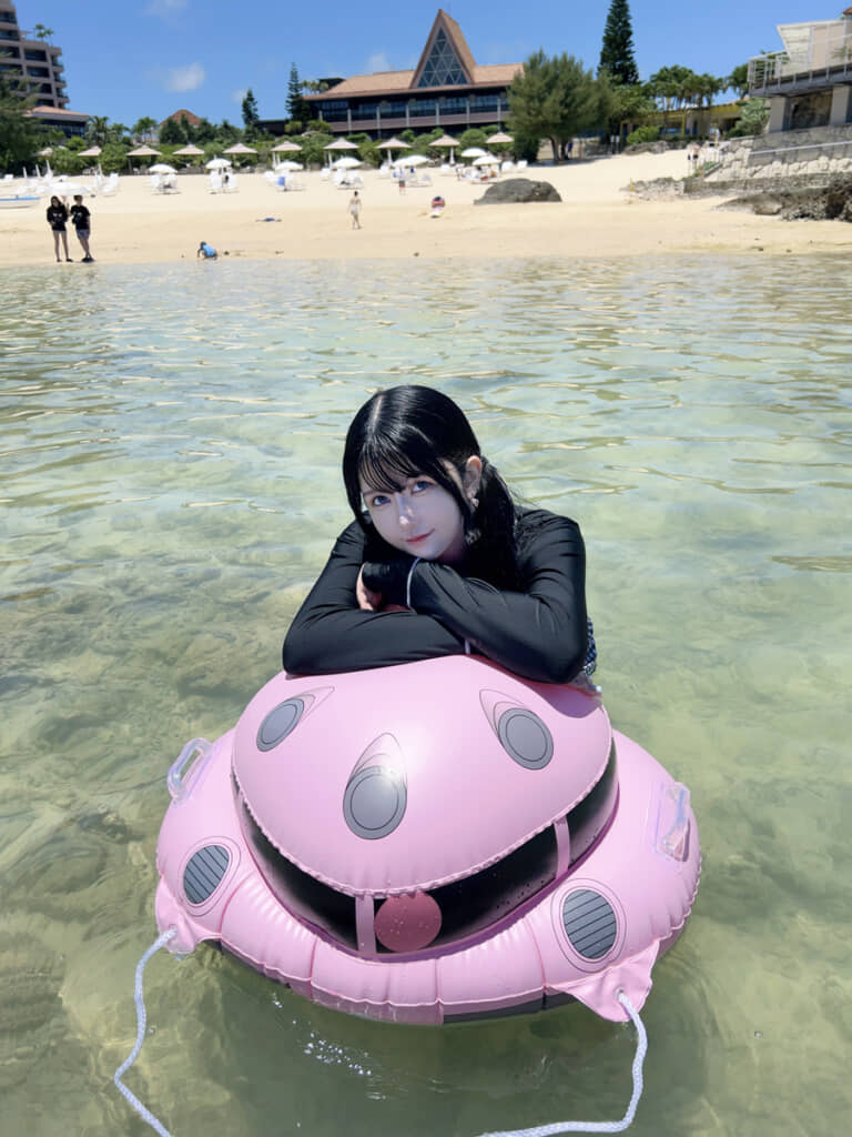 ズゴックにつかまって沖縄の海を楽しむ風見さん。ラッシュガードを着ているせいか、ちょっとジャブローに潜入しそうな雰囲気