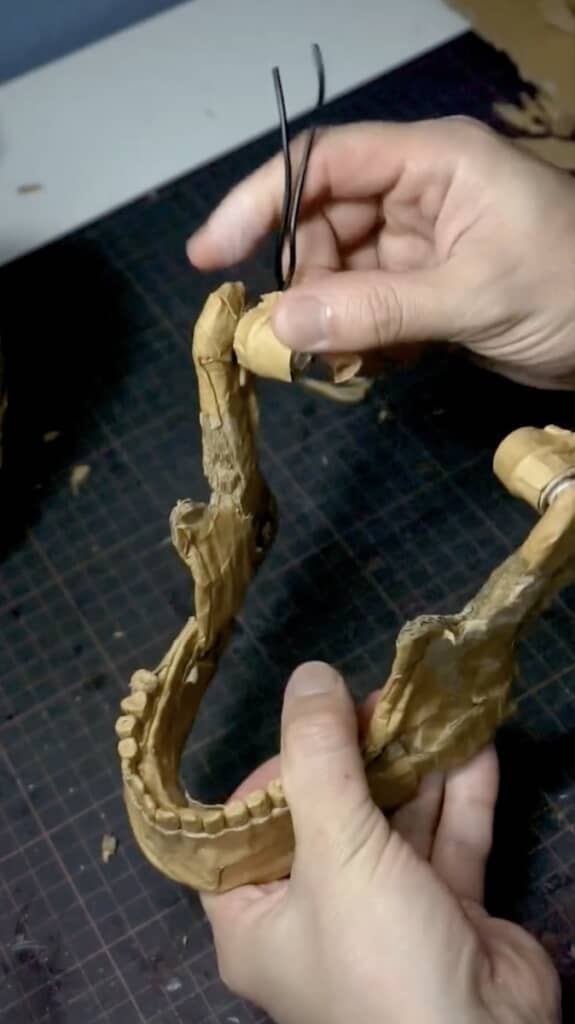 下顎は開閉できるギミックも付けます