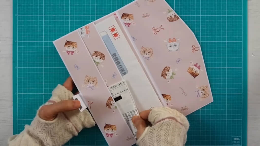 いろんなサイズの紙ものをスッキリ収納