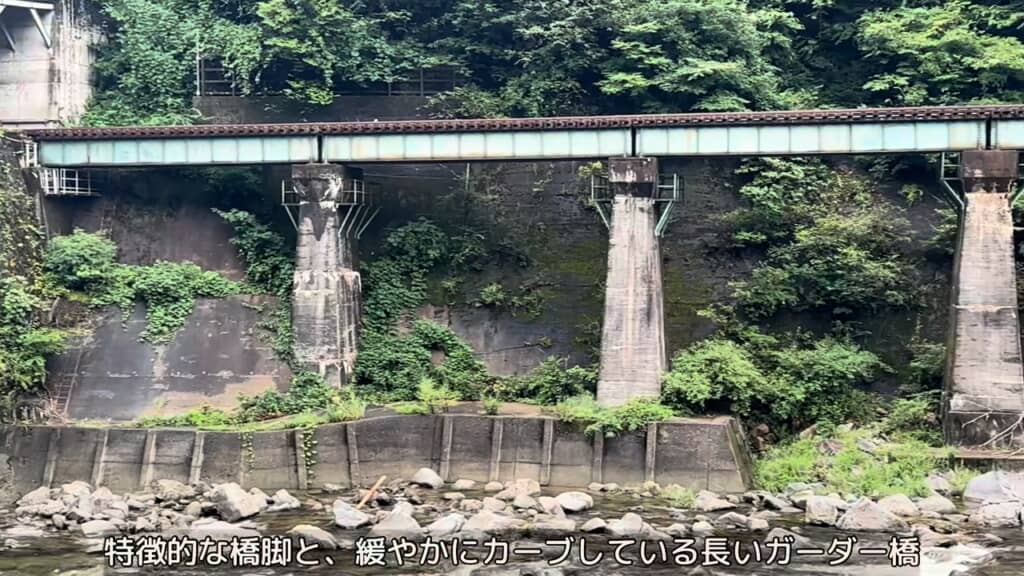 題材に選んだ峡谷の風景。形状の独特な橋がポイント