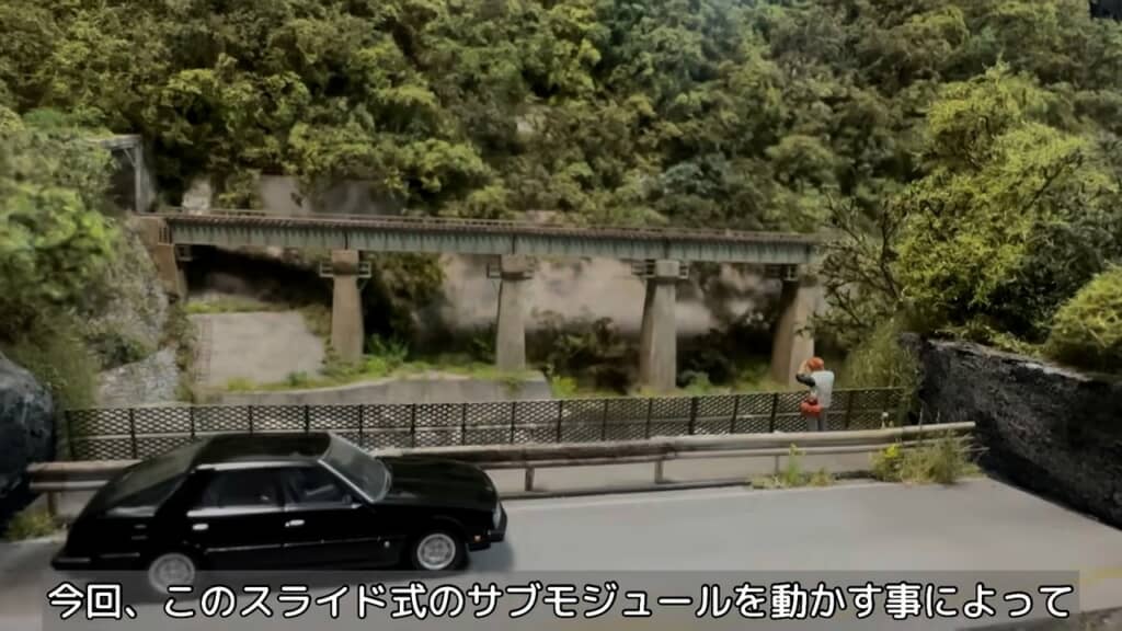 サブモジュール越しにジオラマを見ると、本当に現地を訪ねた気分。レールをスライドさせれば、構図を変えて撮ることもできる優れもの
