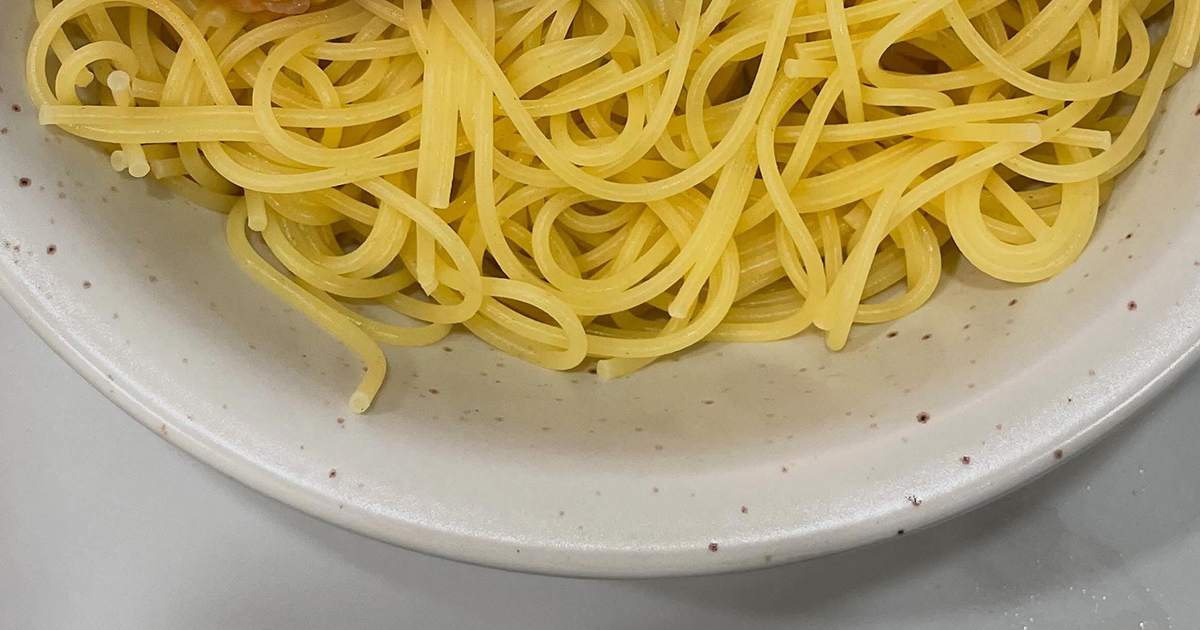 ママが“冷凍ミートソース”を解凍→子どものパスタにかけると……　まさかの光景に「このまま食べたの?!」「炭水化物の暴力」（1/3） | グルメ ねとらぼ