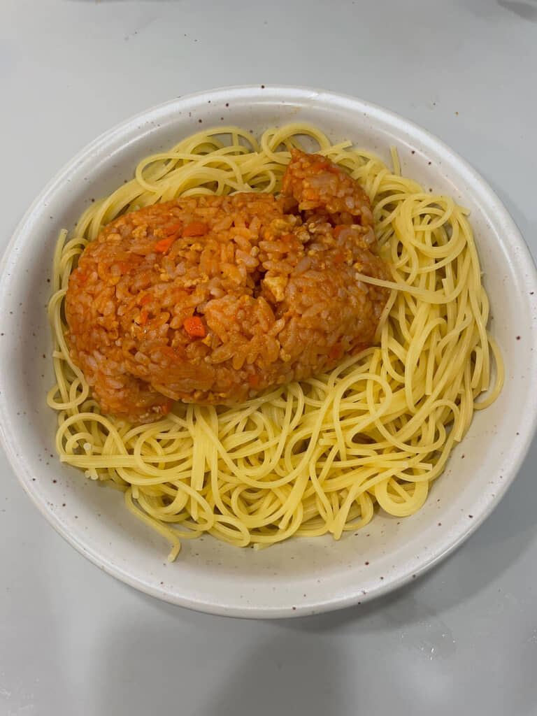 ミートソースだと思って解凍し、スパゲティーにのせたのはまさかのチキンライス! 素パスタの上にごろっと鎮座する“炭水化物×炭水化物”の衝撃的な一皿が誕生