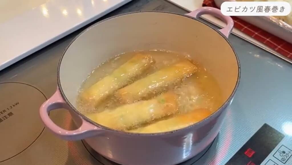 エビカツ風春巻きを揚げています