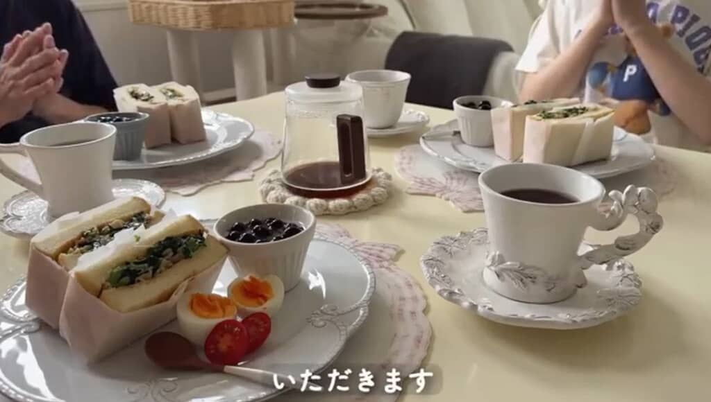 サンドイッチの朝食
