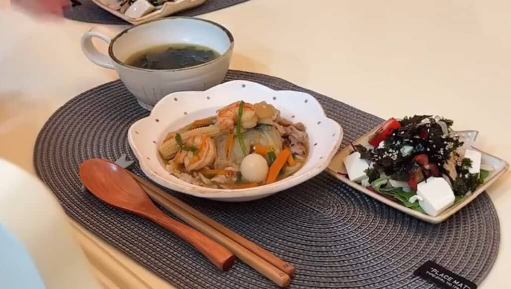 中華丼、サラダ、スープの夕食