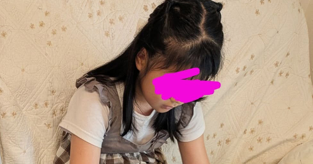 ソファで寝転ぶ夫→妻が見ると……「これは仕方ない」　思わず吹き出しちゃう“まさかの光景”に「これは幸せな苦痛」「愛されてますねwww」（1/2） | 育児 ねとらぼ