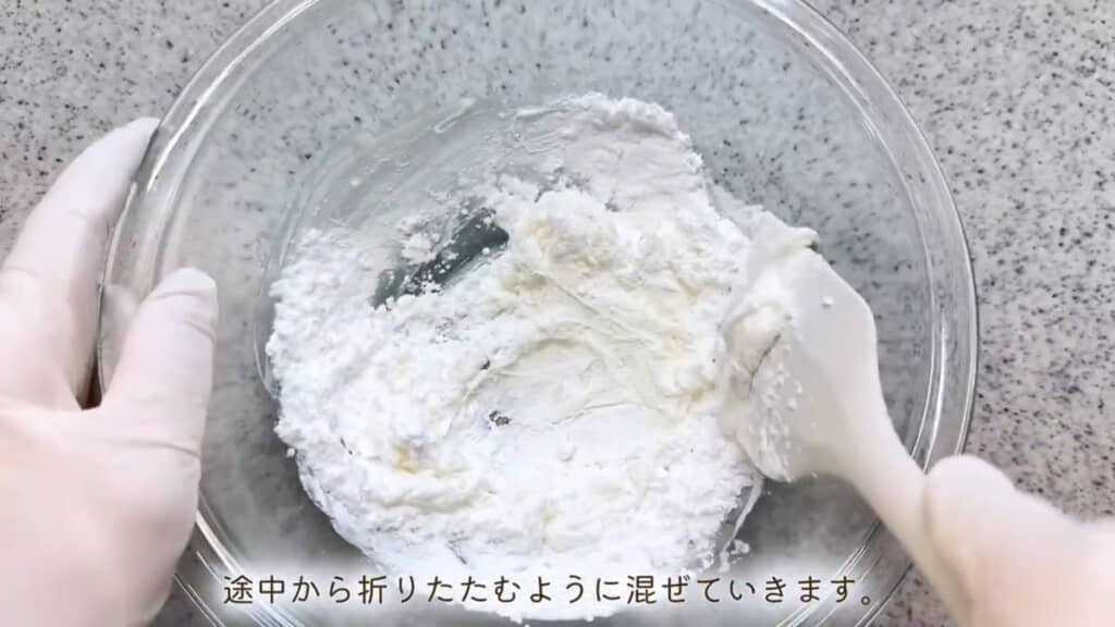 水分が足りないように感じても、できるだけ水分は足さずに混ぜます