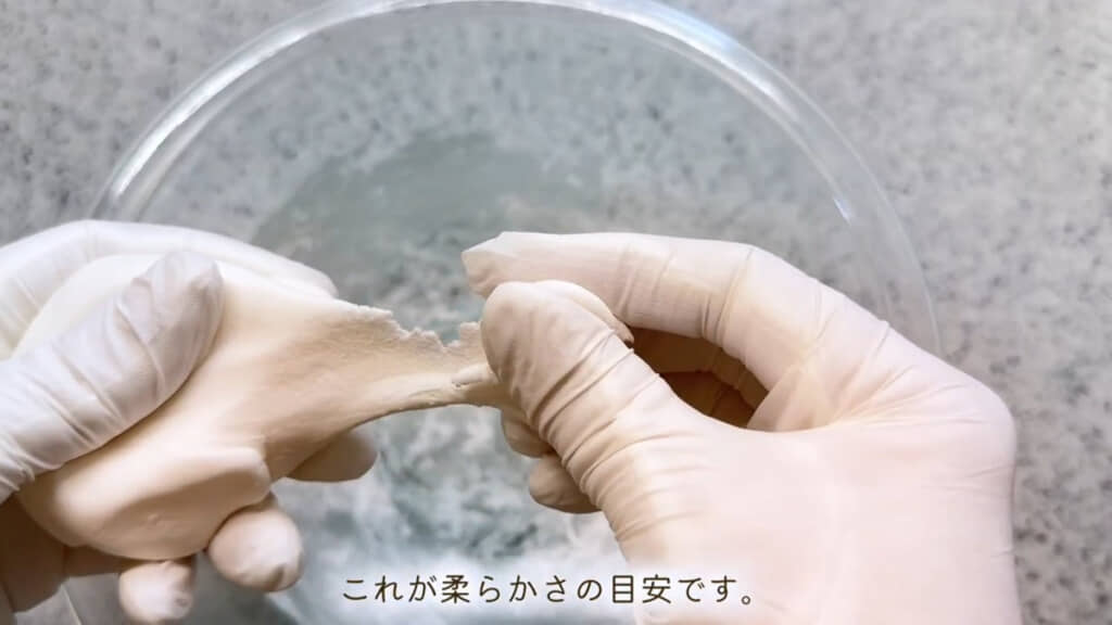ラップに包む直前のやわらかさの目安。引っ張ったときに少し伸びるくらいがいいようです