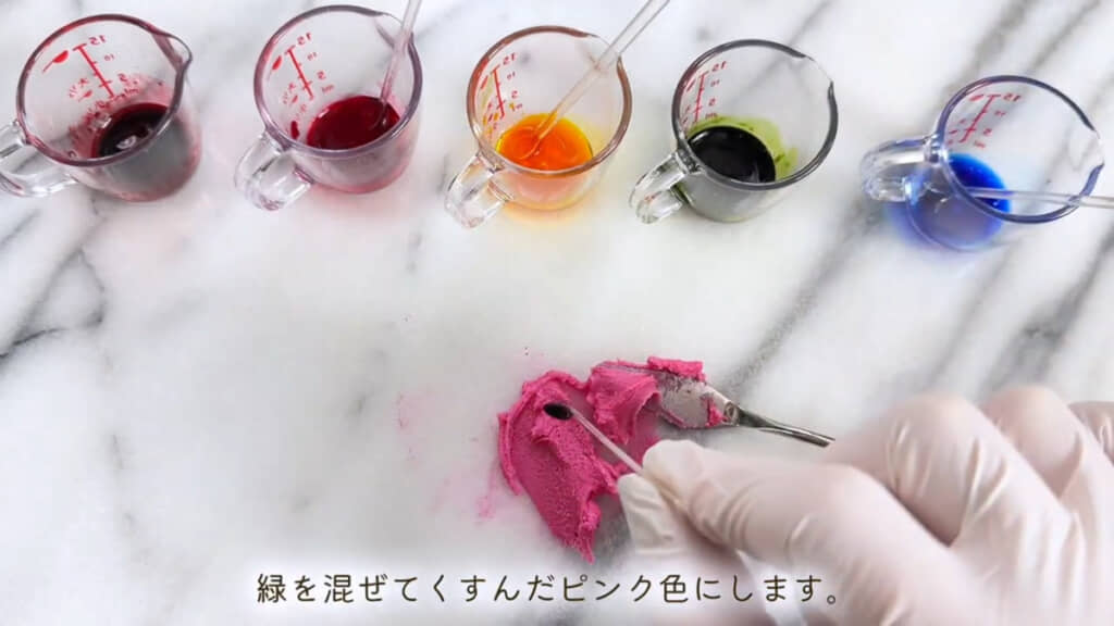 フォンダンに天然色素で着色する様子