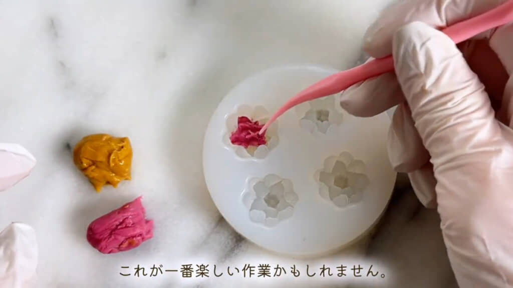 お花のシリコンモールドは、花芯から順にフォンダンを詰めていきます
