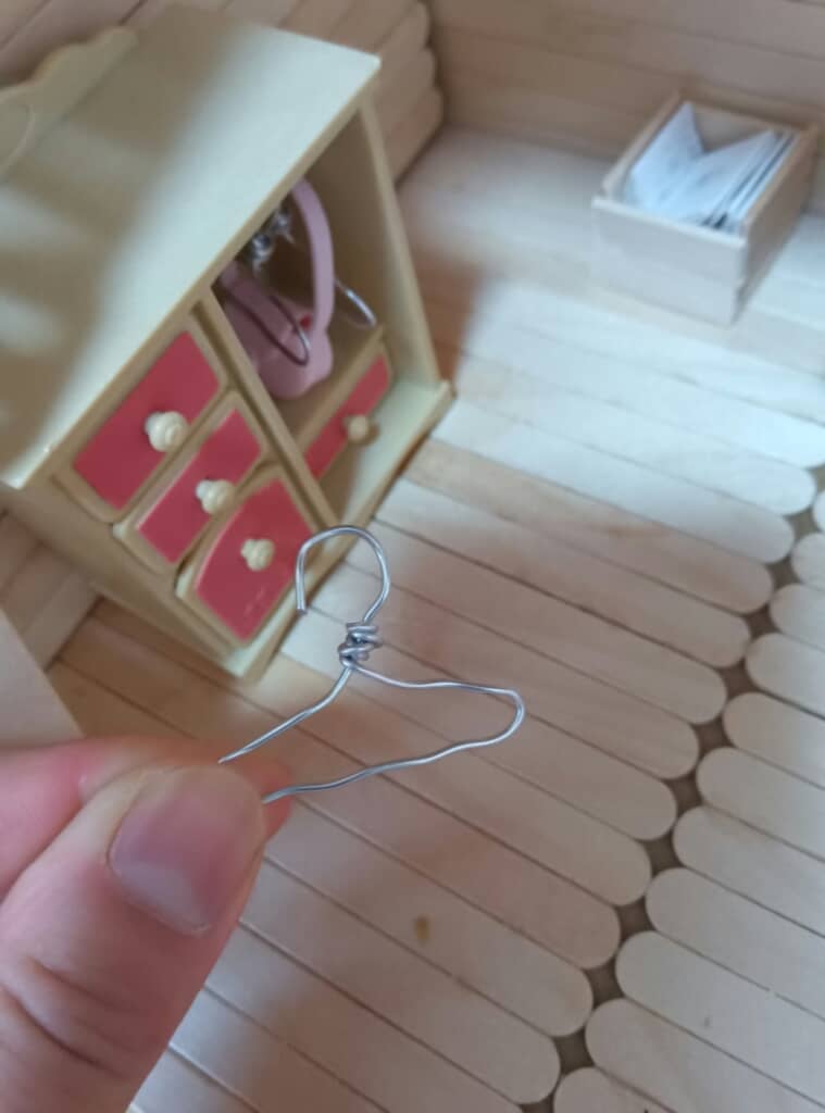 針金で作ったハンガーも