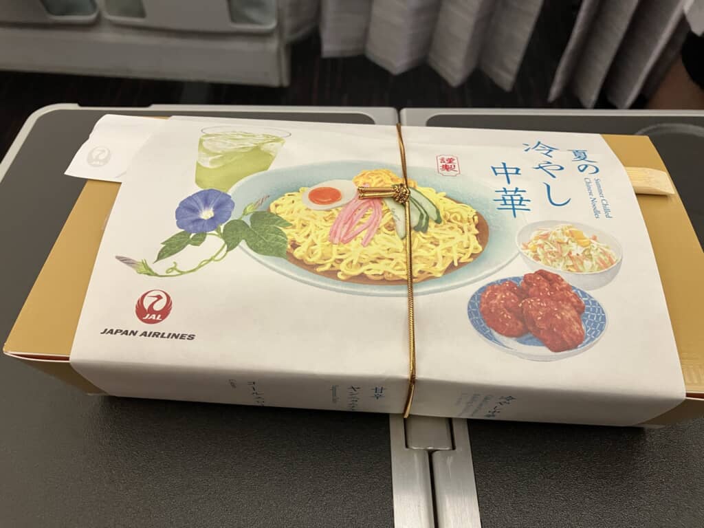 JAL機内食「夏の冷やし中華」の掛け紙付き弁当箱