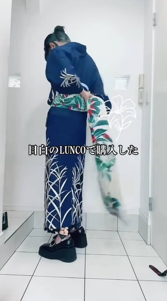 帯を締める様子