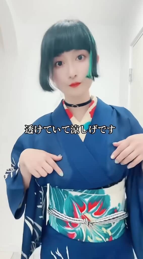 衿周りが透けていて涼しげ