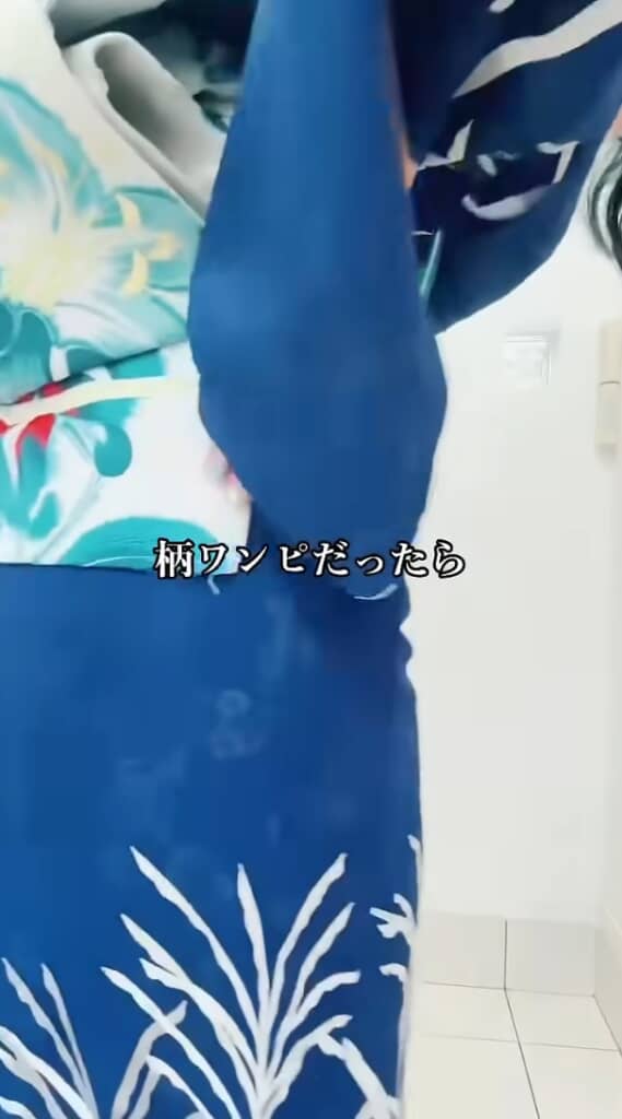 後ろは透けた柄ワンピが粋