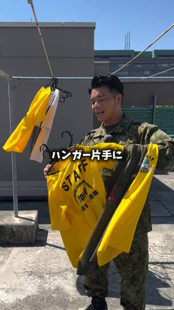 こうやって……