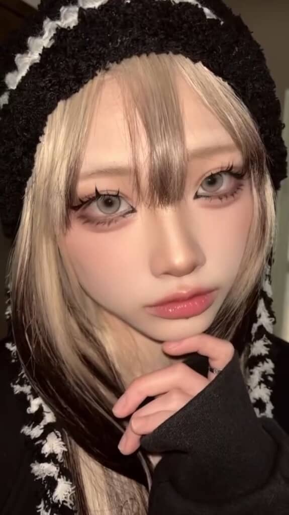 力強いアイメイクが特徴的