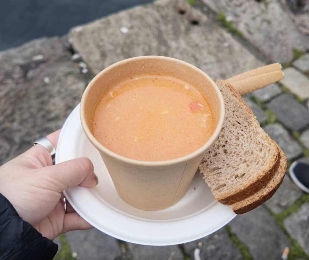 ノルウェー旅行中に買った「サーモンスープ」。その値段はなんと日本円にして4000円超!