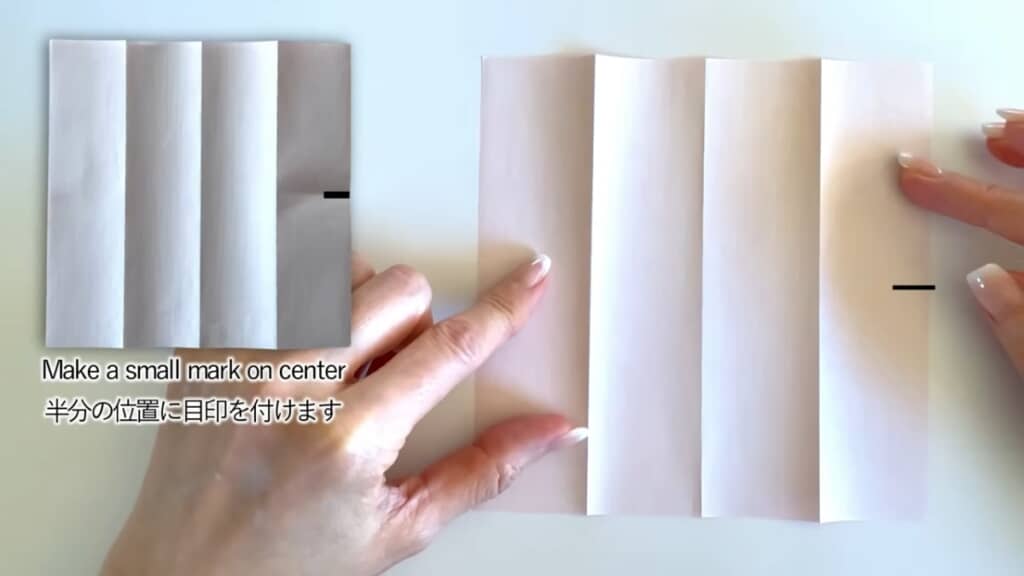 4等分に折り、半分の位置に印をつけます