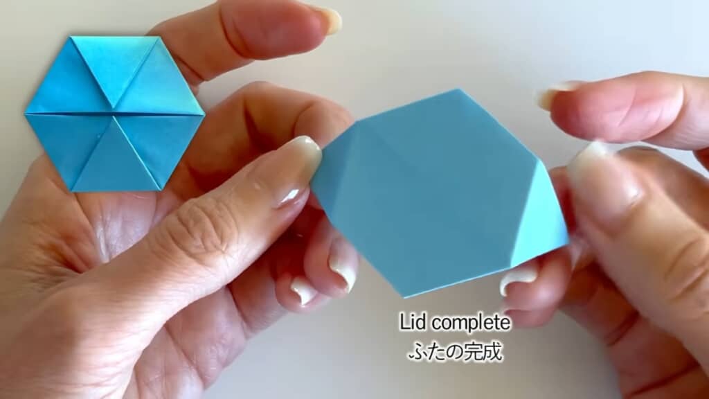 両端を折って六角形にします