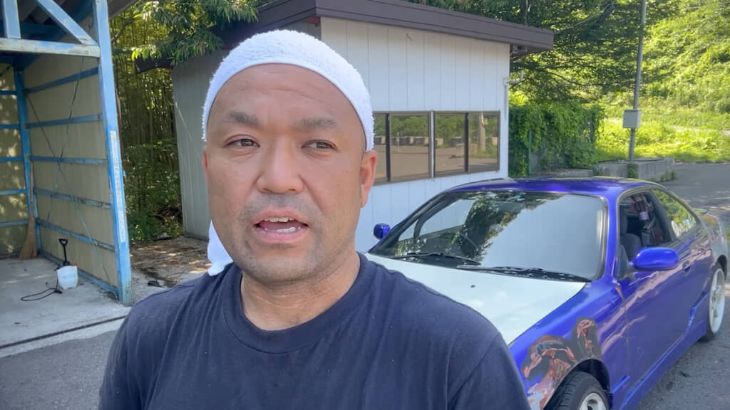 日産シルビアの前で企画説明をする水野さん