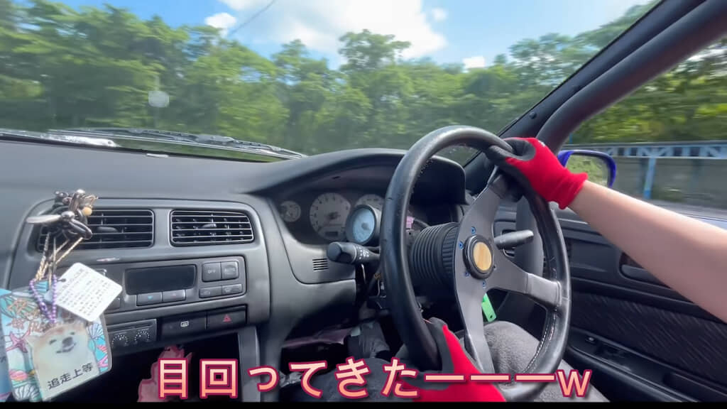 急速旋回に目が回るすずちゃん。一方パパは車酔いしてきた
