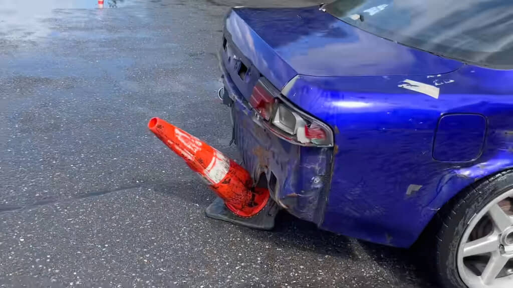 車の下に入って引きずってきたパイロンが後から出てきた