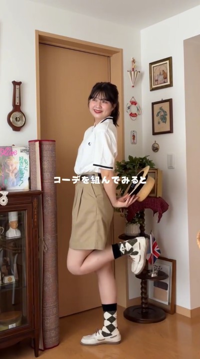 ポロシャツにハーフパンツ、アーガイル靴下、カンカン帽を合わせて完成!