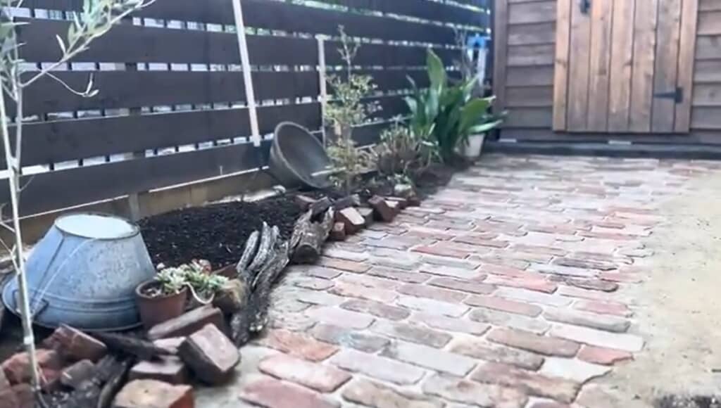 れんがの小道ができました