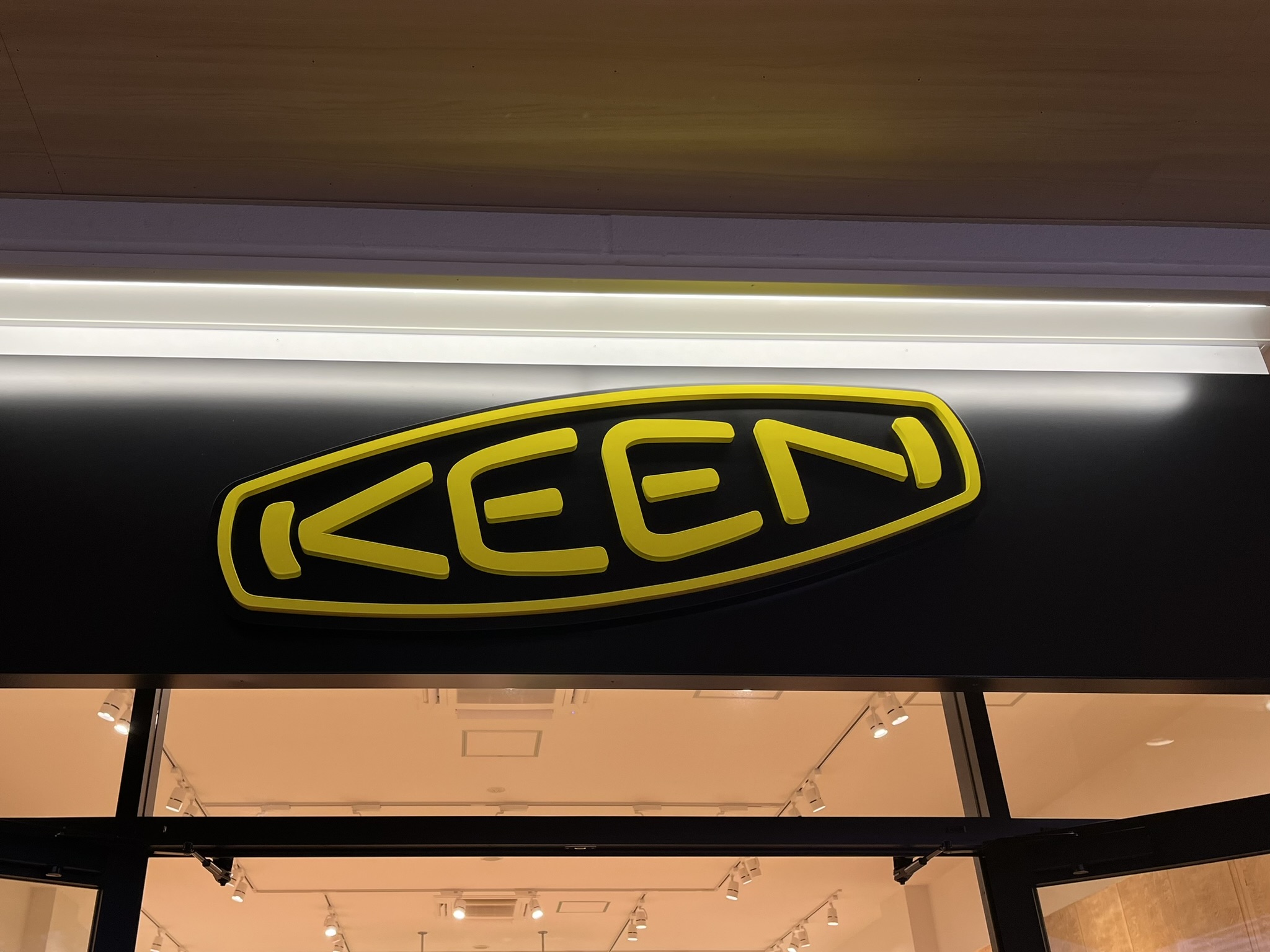 「4日間歩き倒しましたが全く疲れませんでした」KEENの“サンダルスニーカー”に「ジャバジャバ水をかけてもすぐに乾く」「裸足でも靴下でも大丈夫」の声（1/2） | ファッション ねとらぼリサーチ
