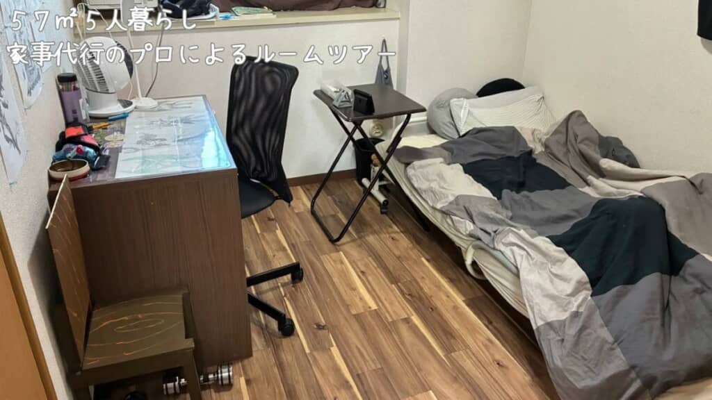 長男の部屋。ベッドと机がある。片付けたからか散らかっている印象はない