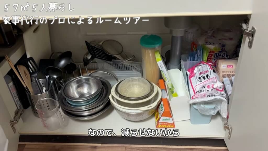 たくさんのボウルやザルが重ねて収納されています