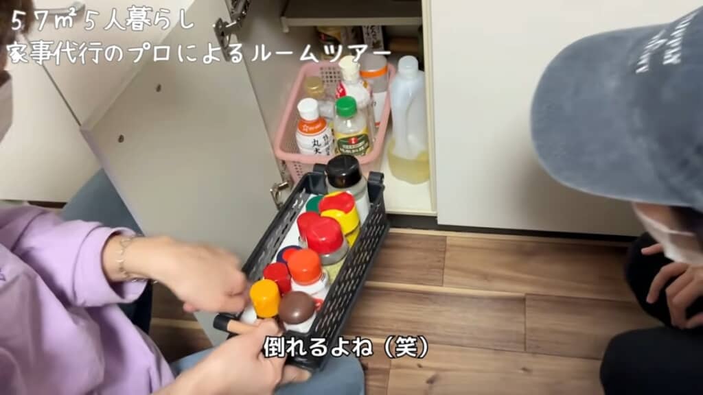 小瓶のケースに入っている白いものは激落ちくん。調味料がズレたり倒れたりするのが嫌で、クッションとして入っています
