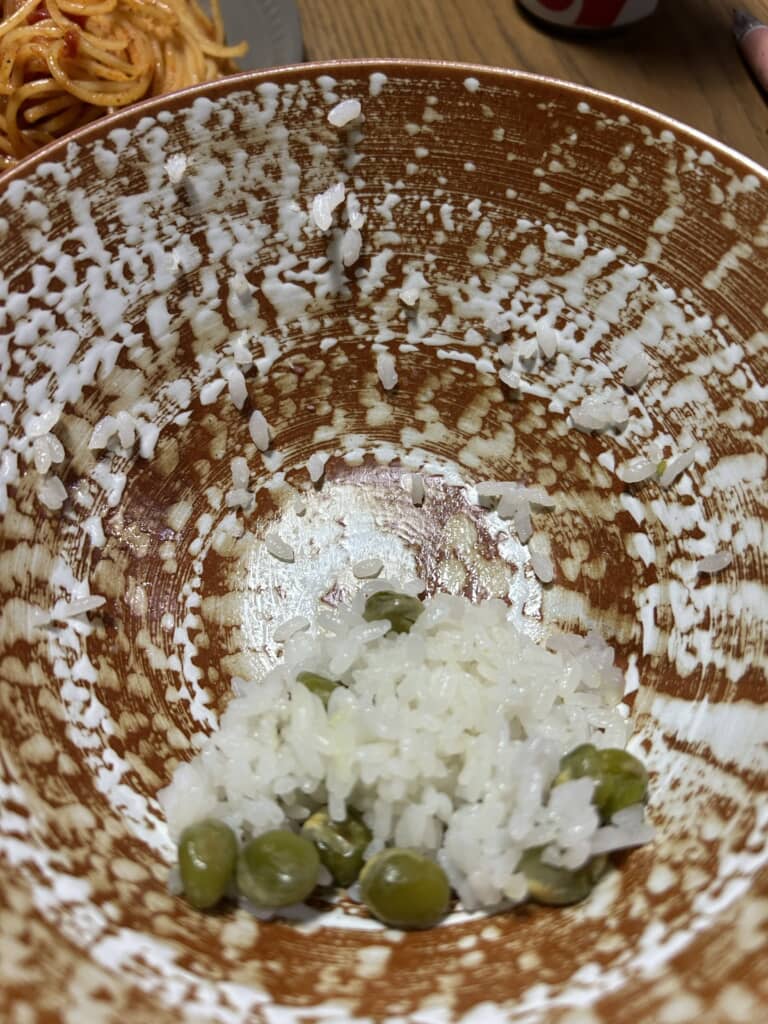ご飯粒を残したくない人VSご飯粒みたいな柄のお皿