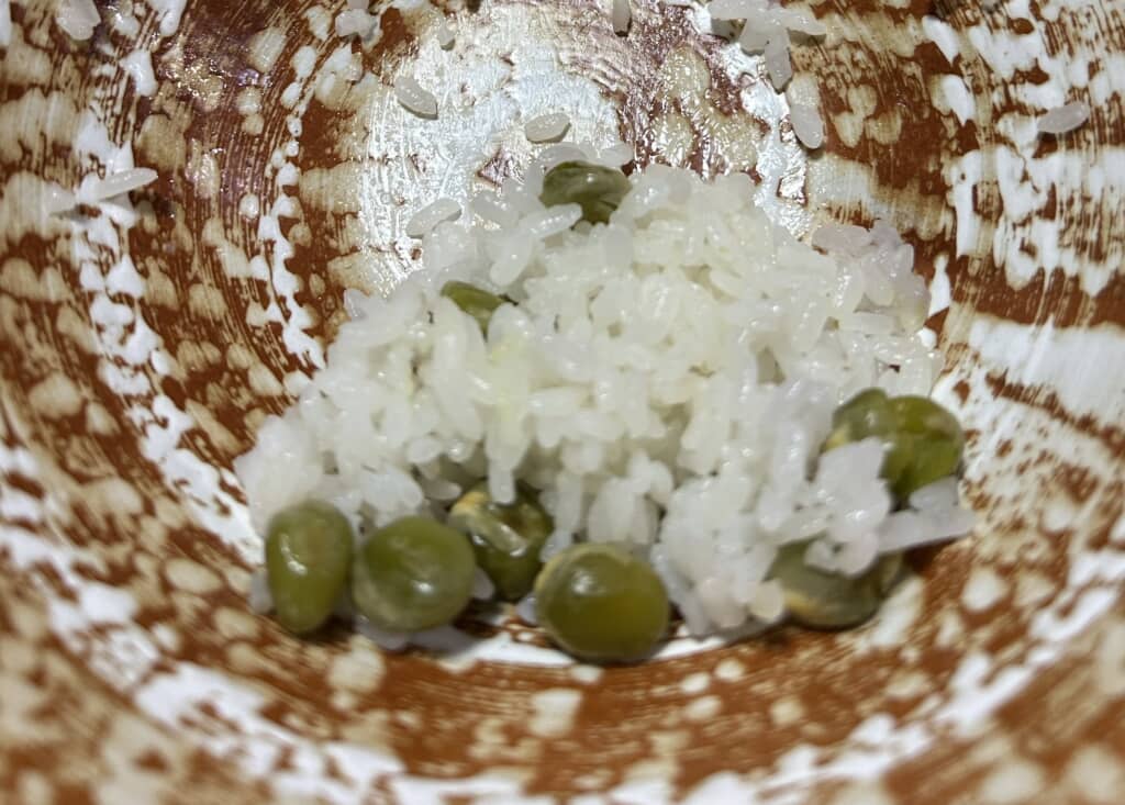 ご飯粒を残したくない人VSご飯粒みたいな柄のお皿