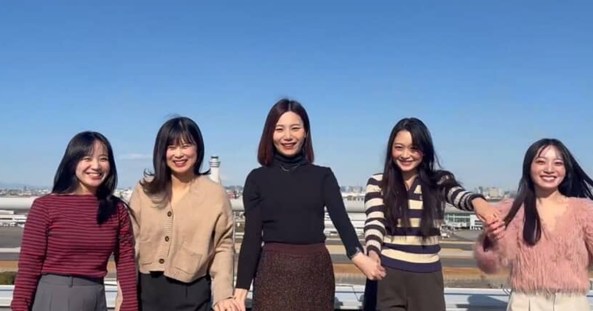 JALの「女性5人組」、私服姿を大公開→制服に着替えると…… 別人級の大変身が33万再生「握手会いつですか?」【JAL記事3選】(1/2) | 乗り物 ねとらぼ