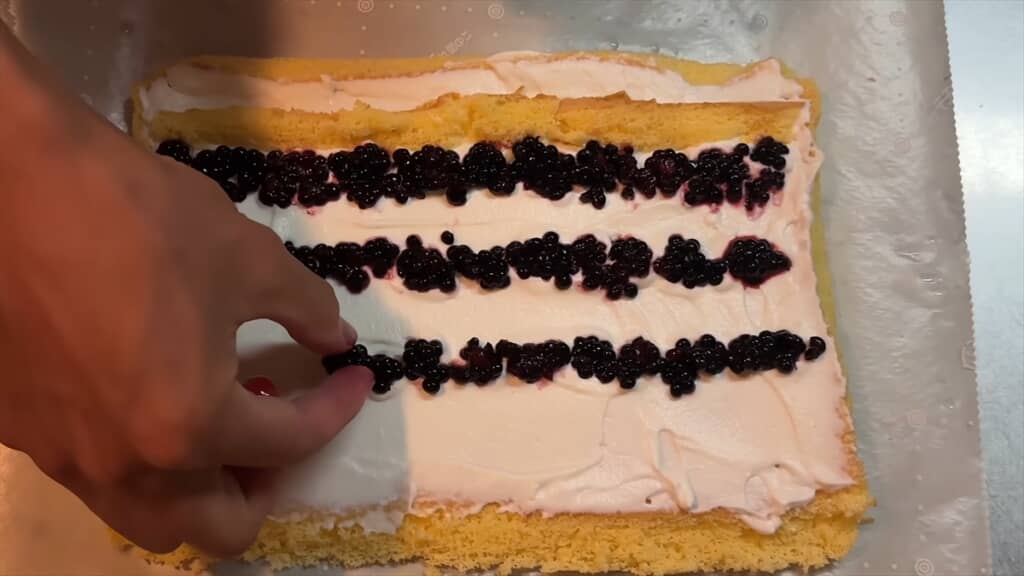 ブラックベリーのロールケーキ作り