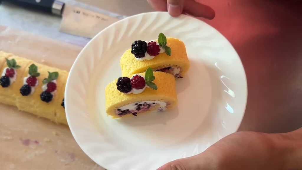 ブラックベリーのロールケーキ