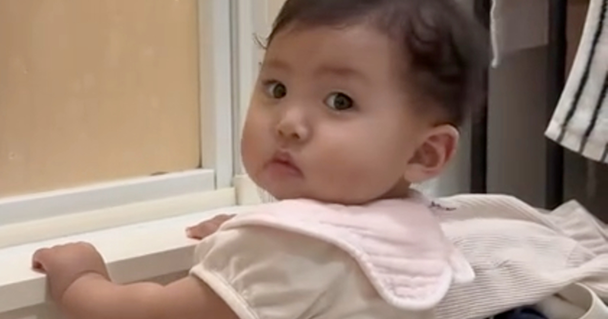 お風呂前でパパを待つ、8カ月赤ちゃん→次の瞬間…… 驚きの大事件に「こんなことになるとは」「怖かったよね」(1/3) | 育児 ねとらぼ