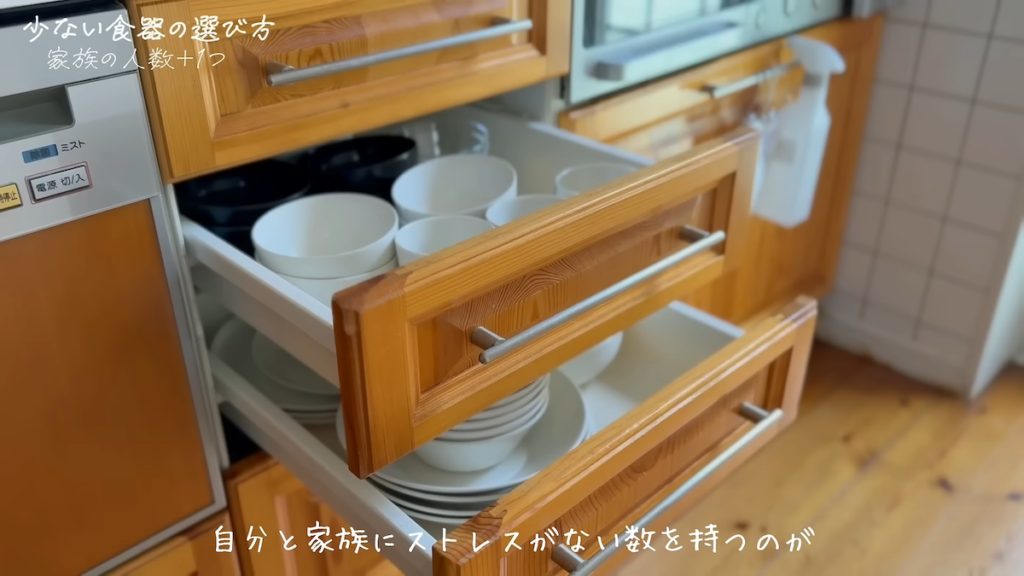 引き出し2段に収まる食器量で、ストレスのない生活を実現