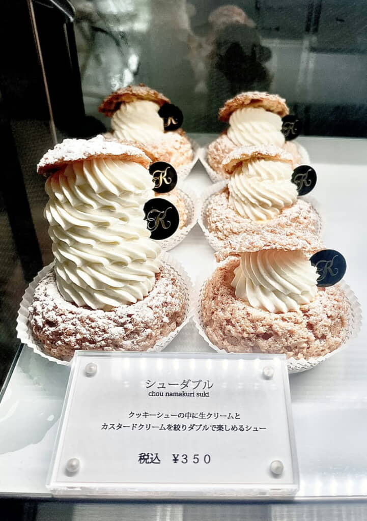 なんだか様子の違うシュークリームがいる!