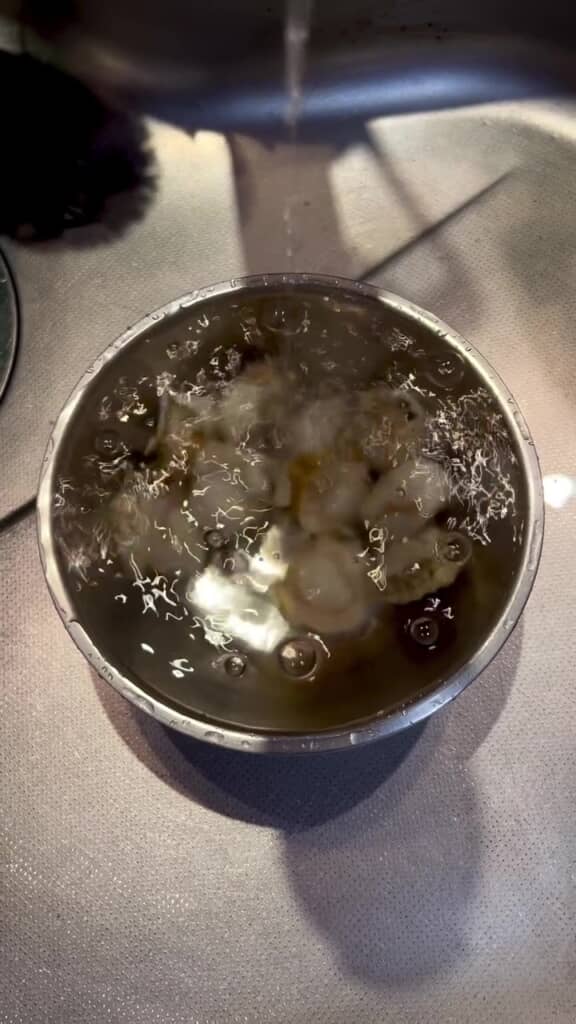 蛇口から細く水を流して解凍