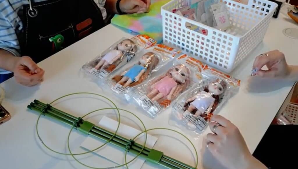 ダイソーの人形「着せ替えゆきちゃん」を使います