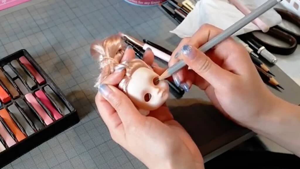 メイクをしています