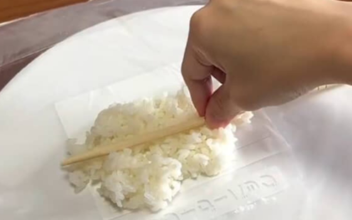 ジッパーバッグに割り箸をのせて巻くと……　185万再生の“じゃない使い方”に「天才すぎません？」「発想が天才的」（1/3） | ライフハック ねとらぼ