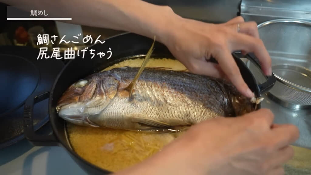ドーンと大きな鯛をのせたらフタをして炊いていきます